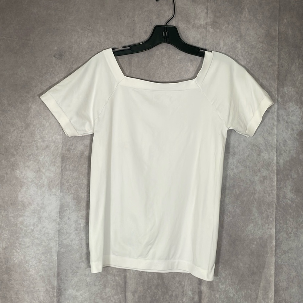 Carmen Marc Valvo White Semi-Fitted Short Sleeve Basic T Size Women’s Medium